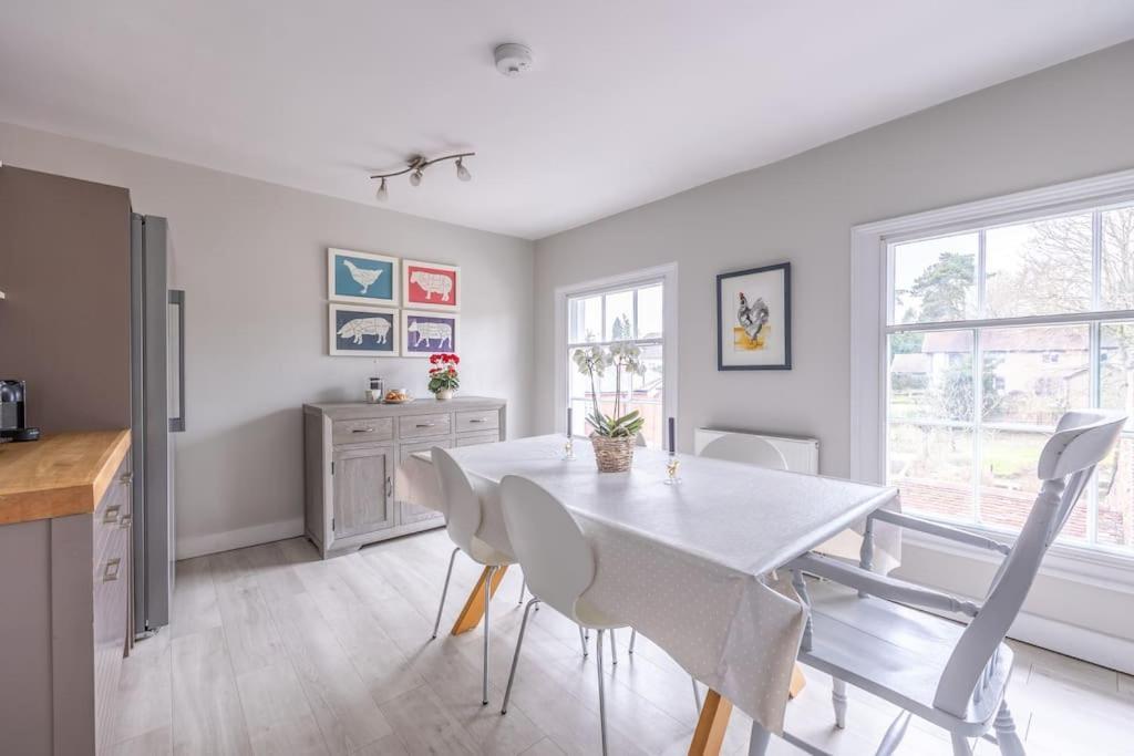 Beautiful & Spacious Retreat In Winchester Extérieur photo